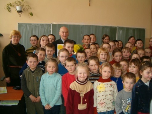 Stanisaw Szponder z dziemi w szkole w Sierzchowie