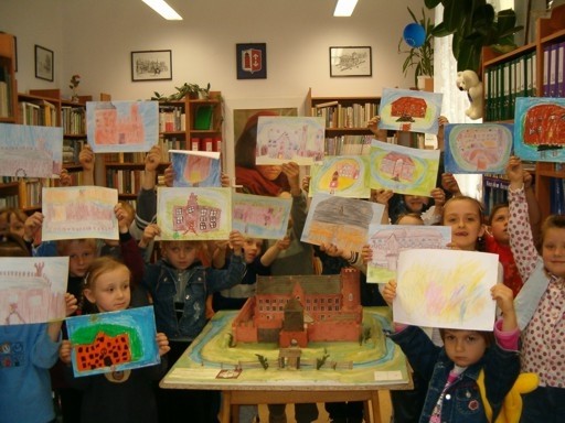 Przedszkolaki z Opatwka ze swoimi rysunkami