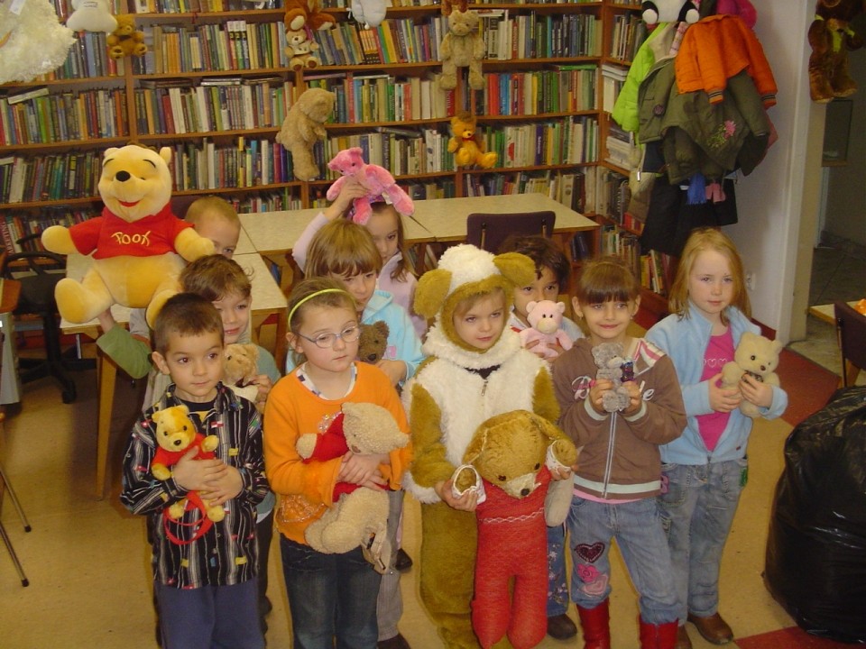 Dzieci z przedszkola w Opatwku przyszly ze swoimi misiami  - 22.11.2007