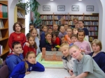 Grupa dzieci z nauczycielk Joann Stach przy makiecie