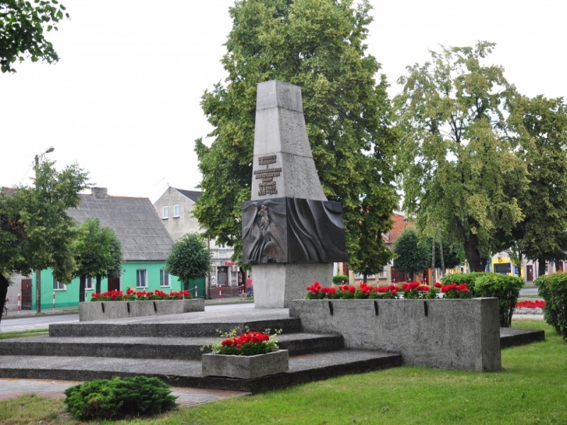 Pomink ofiar II wojny wiatowej na Placu Wolnoci w Opatwku. Fot. D. Buncler