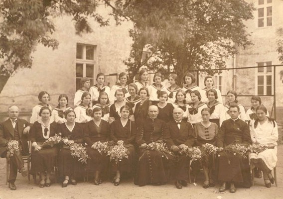 Nauczyciele i uczennice Pastwowego Seminarium Ochroniarskiego w latach 30-tych