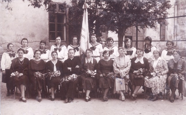 Nauczyciele i uczennice Pastwowego Seminarium Ochroniarskiego w latach 30-tych