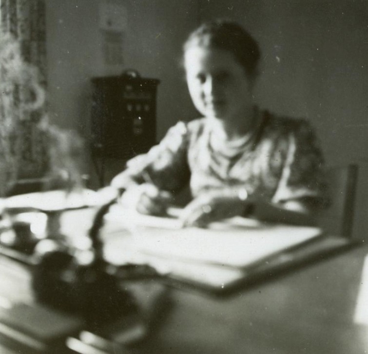 Irena Lingowska w biurze Urzdu Gminnego w Opatwku w okresie okupacji