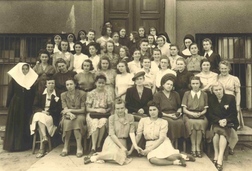 Uczennice eskiej Szkoy Zawodowej w Liskowie. Maria Posikwna siedzi w pierwszym rzdzie z lewej