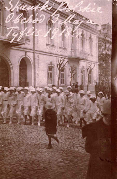 Polskie skautki  podczas obchodw rocznicy Konstytucji 3 Maja w Tyflisie w 1918 r.; Tonia Korejwwna w pierwszym szeregu trzecia z prawej