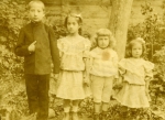 Janusz, Tonia, Bogdan i Hala Korejwowie z czasu wypraw po maliny, Opatwek ok. 1907 r.